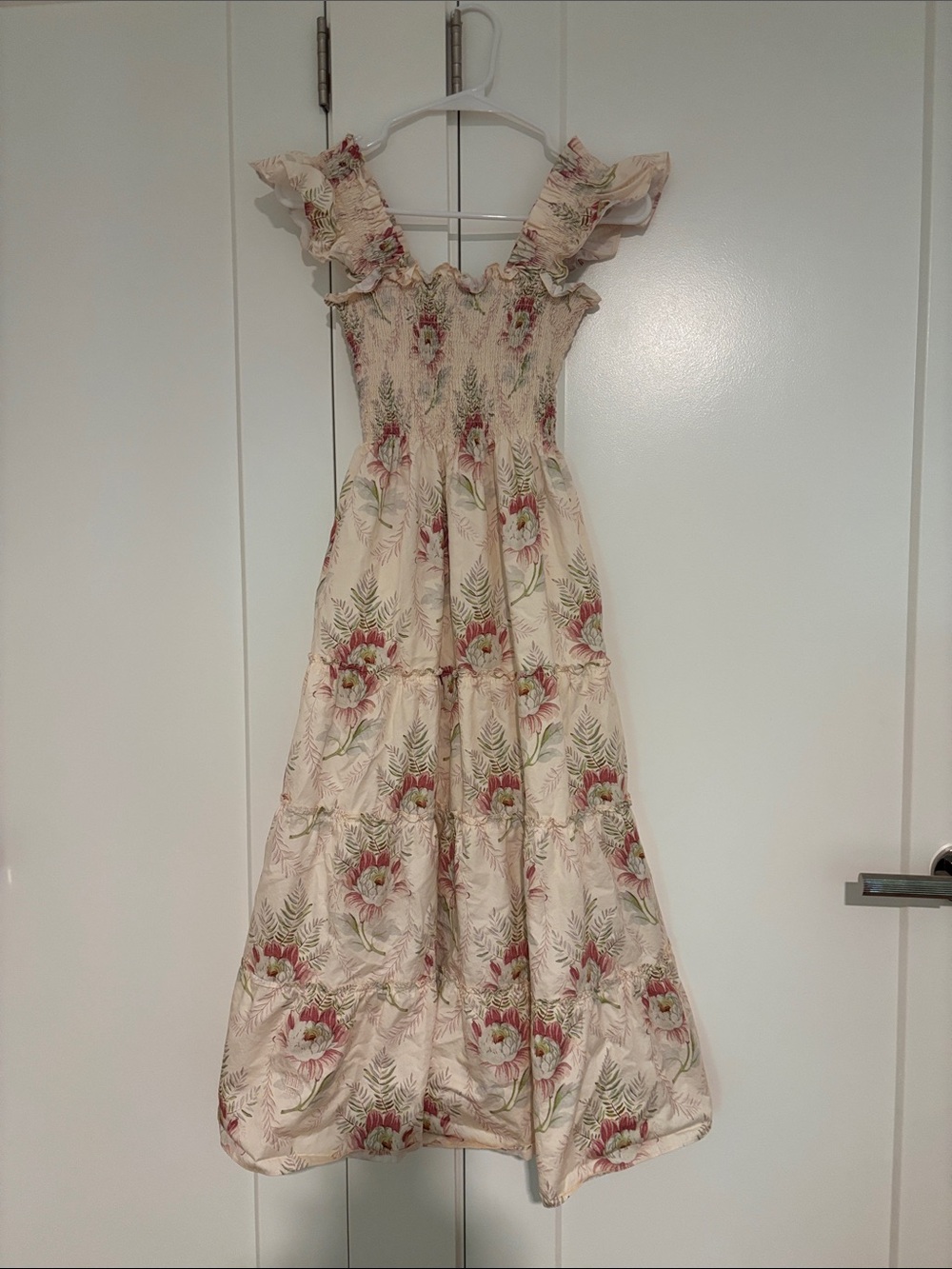 Hill house Ellie nap dress

Smocked Floral Midi Dress in Cream and Pink